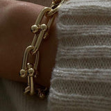 Diana – Elegantne Käevõru" can be rewritten as "Diana – Sophisticated Bracelet.