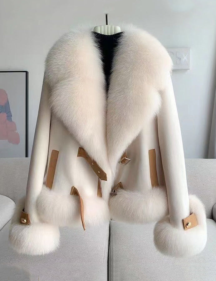 Elegantiškas paltas su siuvinėjimu ir odine apykakle