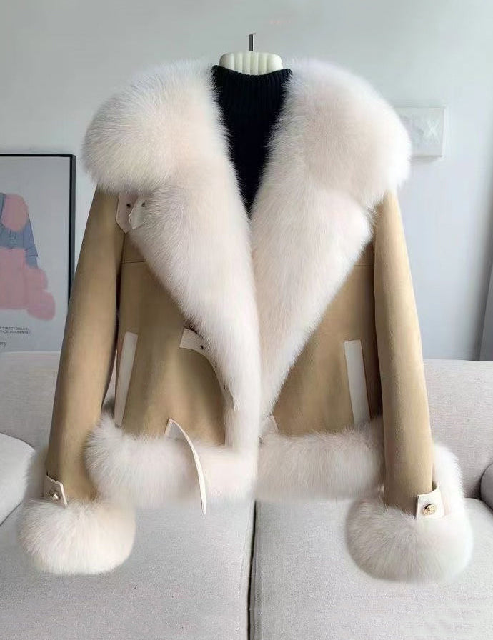 Elegantiškas paltas su siuvinėjimu ir odine apykakle