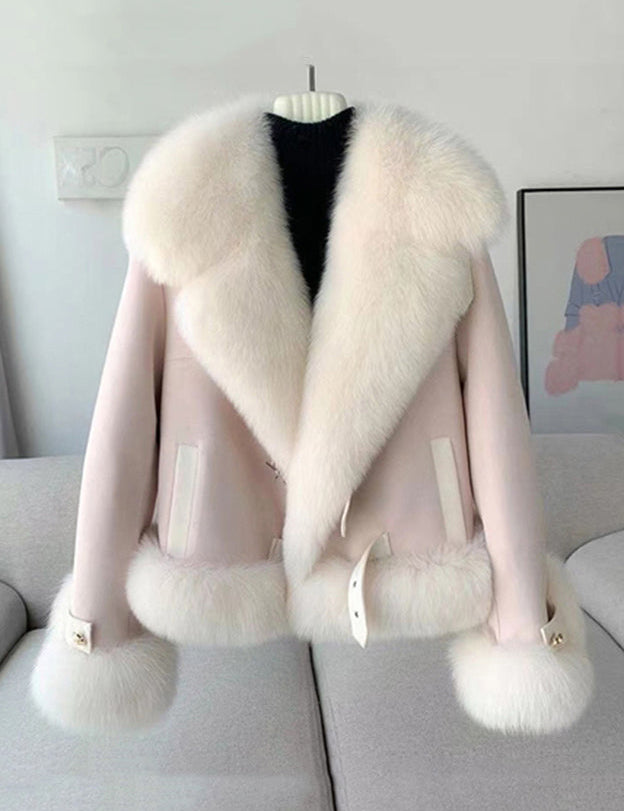 Elegantiškas paltas su siuvinėjimu ir odine apykakle